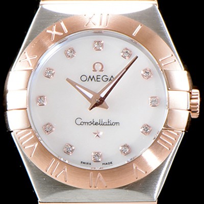 SA급 오메가 여성 컬렉션 컨스틀레이션 123.20.27.60.55.001 오메가 코-액시얼 27MM 로마 숫자가 인그레이빙된 베젤 18K 로즈골드 콤비 화이트 자개 다이얼 쿼츠 무브먼트 OMG0123 xx