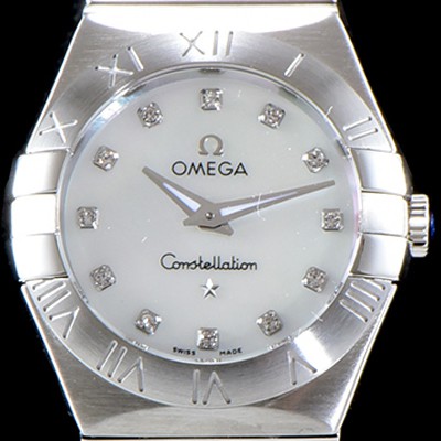 SA급 오메가 여성 컬렉션 컨스틀레이션 123.10.24.60.55.001 오메가 코-액시얼 27MM 로마 숫자가 인그레이빙된 베젤 화이트 자개 다이얼 쿼츠 무브먼트 OMG0122 xx