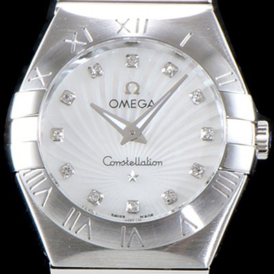 SA급 오메가 여성 컬렉션 컨스틀레이션 123.10.27.20.55.001 오메가 코-액시얼 27MM 로마 숫자가 인그레이빙된 베젤 화이트 자개 다이얼 쿼츠 무브먼트 OMG0124 xx