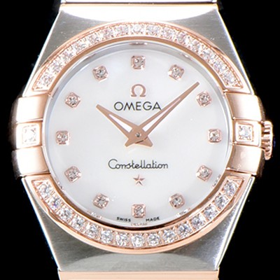 SA급 오메가 남성용 여성 컬렉션 컨스틀레이션 123.25.24.60.55.001 오메가 코-액시얼 27MM 다이아몬드 세팅 베젤 화이트 자개 다이얼 18K 로즈골드 콤비 쿼츠 무브먼트 OMG4125 xx