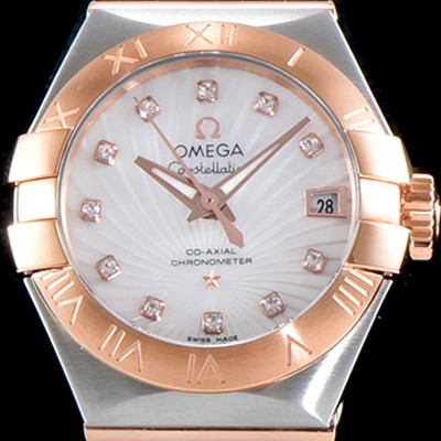 SA급 오메가 남성용 여성 컬렉션 컨스틀레이션 123.20.27.20.55.001 오메가 코-액시얼 27MM 로마 숫자가 인그레이빙된 베젤 18K 로즈골드 콤비 화이트 자개 다이얼 쿼츠 무브먼트 OMG4121 xx
