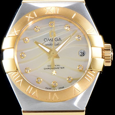 SA급 오메가 남성용 여성 컬렉션 컨스틀레이션 123.20.27.20.55.002 오메가 코-액시얼 27MM 로마 숫자가 인그레이빙된 베젤 18K 옐로골드 콤비 자개 다이얼 쿼츠 무브먼트 OMG4120 xx