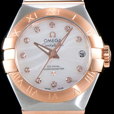 SA급 오메가 남성용 여성 컬렉션 컨스틀레이션 123.20.27.20.55.003 오메가 코-액시얼 27MM 로마 숫자가 인그레이빙된 베젤 18K 로즈골드 콤비 화이트 자개 다이얼 쿼츠 무브먼트 OMG4110 xx