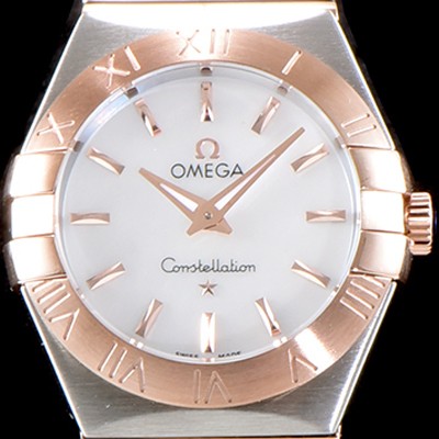 SA급 오메가 남성용 여성 컬렉션 컨스틀레이션 123.20.24.60.05.001 오메가 코-액시얼 27MM 로마 숫자가 인그레이빙된 베젤 18K 로즈골드 콤비 화이트 자개 다이얼 쿼츠 무브먼트 OMG4123 xx