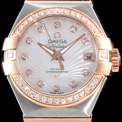 SA급 오메가 남성용 여성 컬렉션 컨스틀레이션 123.25.27.20.55.001 오메가 코-액시얼 27MM 다이아몬드 세팅 베젤 화이트 자개 다이얼 18K 로즈골드 콤비 쿼츠 무브먼트 OMG4114 xx