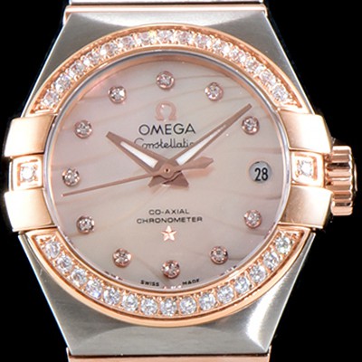 SA급 오메가 남성용 여성 컬렉션 컨스틀레이션 123.25.27.20.55.005 오메가 코-액시얼 27MM 다이아몬드 세팅 베젤 자개 다이얼 18K 로즈골드 콤비 쿼츠 무브먼트 OMG4112 xx