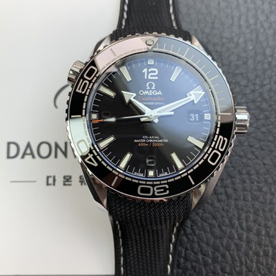 SA급 오메가 남성용 씨마스터 신제품 215.33.44.21.01.001 플래닛 오션 600m 코-액시얼 마스터 크로노미터 43.5mm 오토매틱 Cal.8900 타입 우레탄줄 블랙 다이얼 omg0190 xx