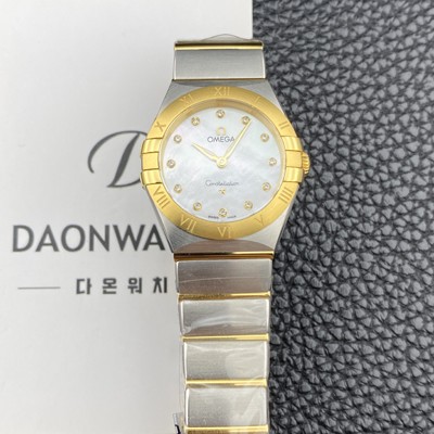 SA급 오메가 여성용 컨스틀레이션 맨해튼 131.20.28.60.55.002 옐우골드 28mm 쿼츠 Cal.4061무브먼트 화이트 자개 다이얼 omg0230 xx