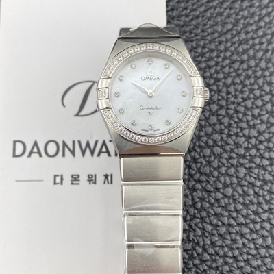 SA급 오메가 여성용 컨스틀레이션 맨해튼 131.15.28.60.55.001 다이아몬드 세팅 베젤 28mm 쿼츠 Cal.4061무브먼트 화이트 자개 다이얼 omg0222 xx