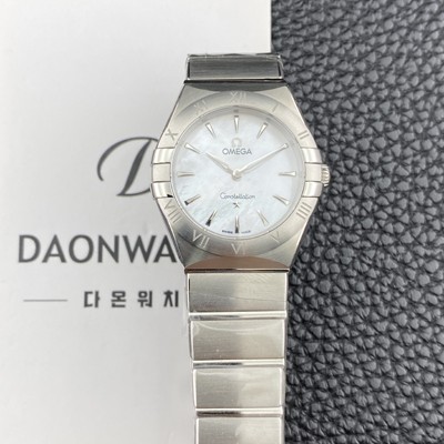 SA급 오메가 여성용 컨스틀레이션 맨해튼 131.10.28.60.05.001 쿼츠 Cal.4061무브먼트 28mm 화이트 자개 다이얼 omg0224 xx