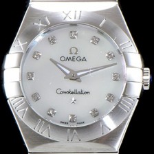 SA급 오메가 여성 컬렉션 컨스틀레이션 123.10.24.60.55.001 오메가 코-액시얼 27MM 로마 숫자가 인그레이빙된 베젤 화이트 자개 다이얼 쿼츠 무브먼트 OMG0122 xx