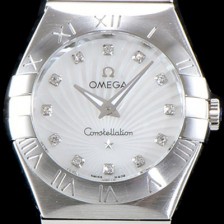 SA급 오메가 여성 컬렉션 컨스틀레이션 123.10.27.20.55.001 오메가 코-액시얼 27MM 로마 숫자가 인그레이빙된 베젤 화이트 자개 다이얼 쿼츠 무브먼트 OMG0124 xx