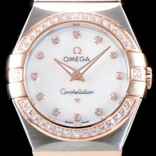 SA급 오메가 남성용 여성 컬렉션 컨스틀레이션 123.25.24.60.55.001 오메가 코-액시얼 27MM 다이아몬드 세팅 베젤 화이트 자개 다이얼 18K 로즈골드 콤비 쿼츠 무브먼트 OMG4125 xx