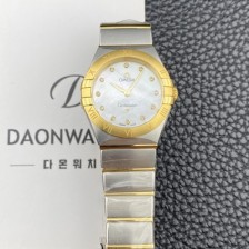 SA급 오메가 여성용 컨스틀레이션 맨해튼 131.20.28.60.55.002 옐우골드 28mm 쿼츠 Cal.4061무브먼트 화이트 자개 다이얼 omg0230 xx