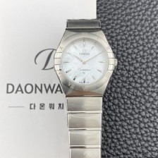 SA급 오메가 여성용 컨스틀레이션 맨해튼 131.10.28.60.05.001 쿼츠 Cal.4061무브먼트 28mm 화이트 자개 다이얼 omg0224 xx